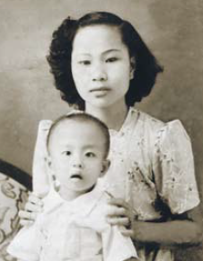 Sheng-yen Lu as a toddler with his aunt