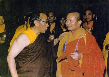 His Holiness Sakya Jigdal Dagchen talks to His Holiness Living Buddha Lian Sheng